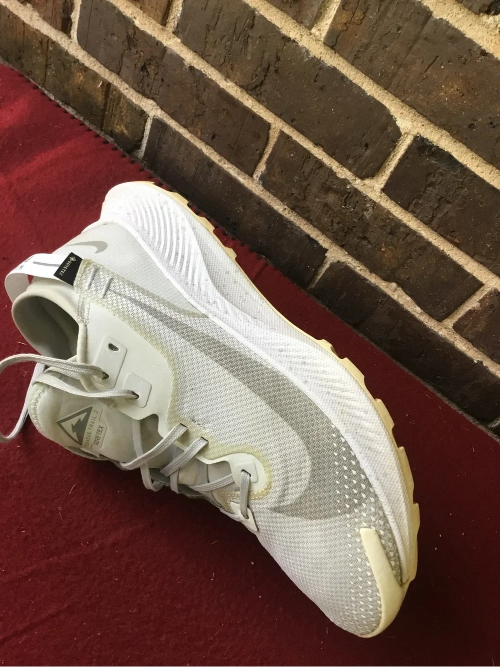 GORE-TEX Women's Running Shoe in Off-White/Cream
